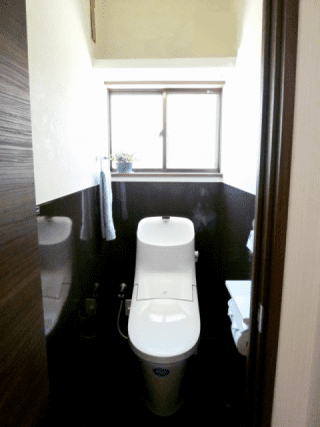 トイレの壁にはホーローパネルを