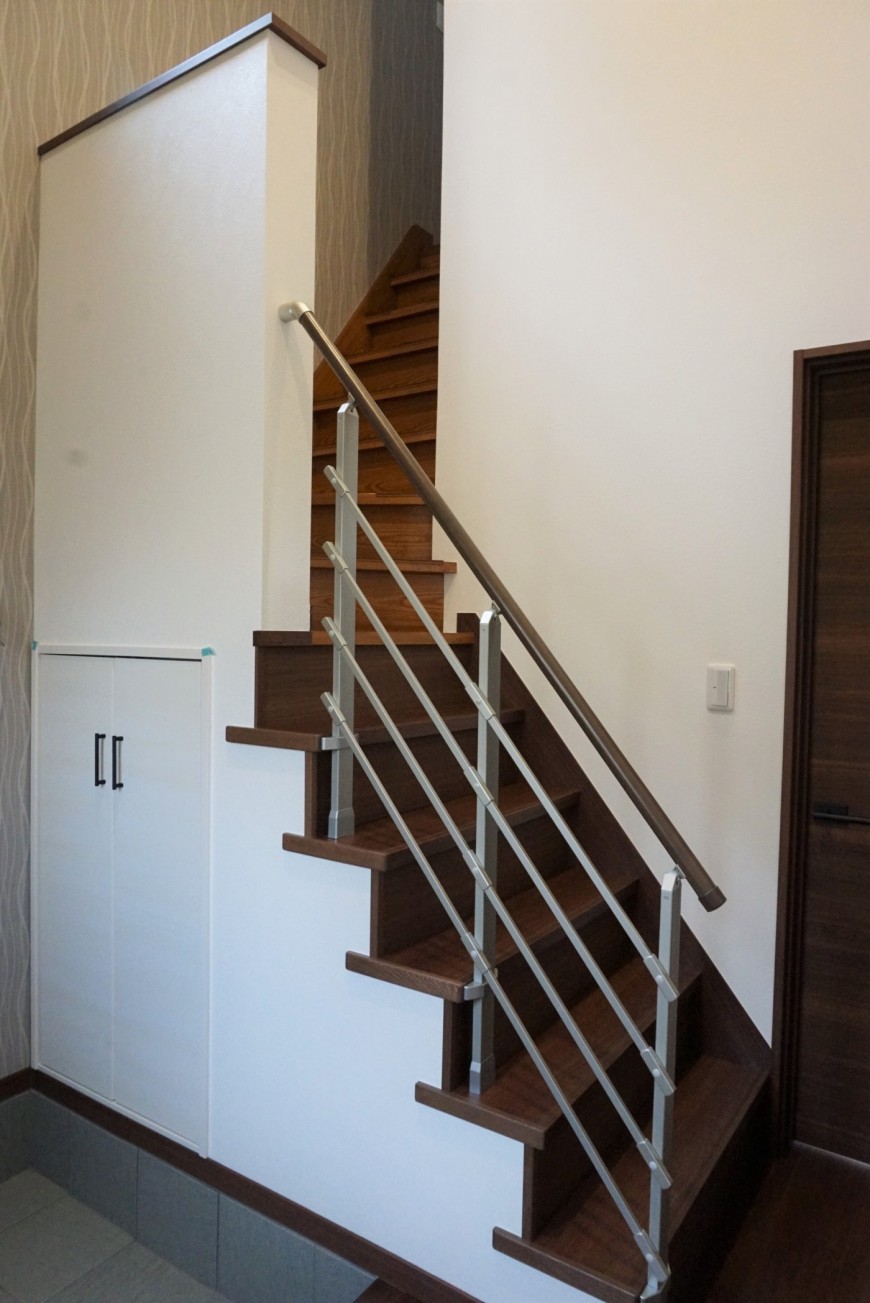 玄関横の階段は見えるところまで床色を合わせて階段を架け替えました。